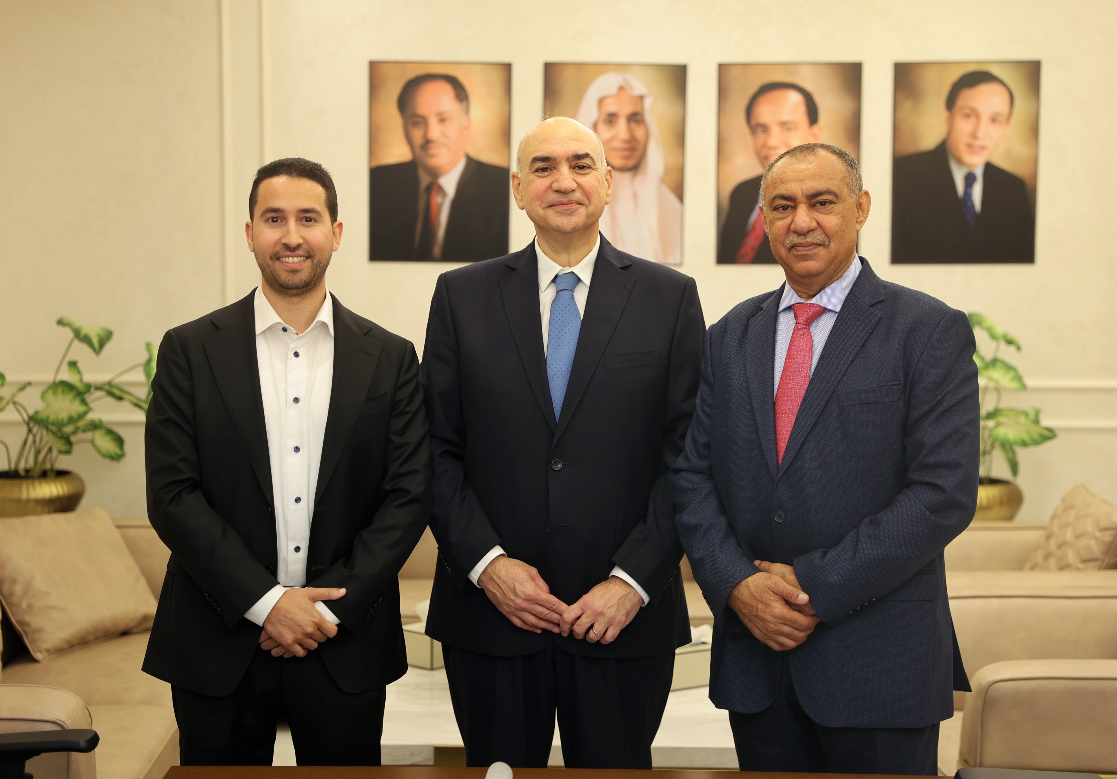 سي باك توقع اتفاقية جديدة